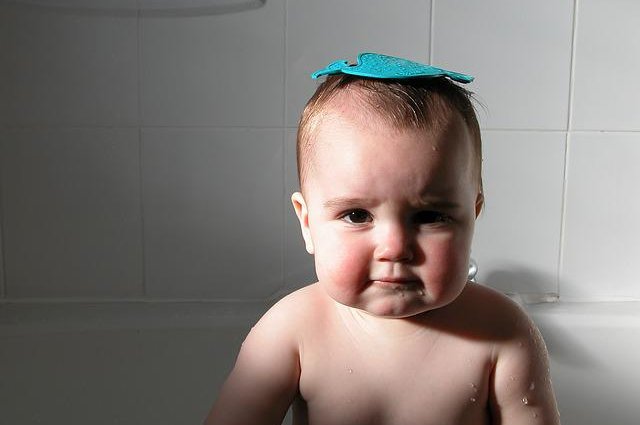 Arrivo di un neonato: come arredare il bagno a prova di bagnetto?
