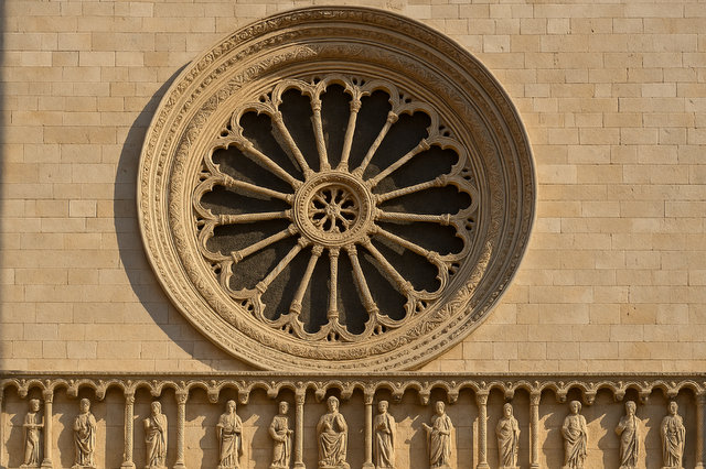 Rosone: un fregio circolare architettonico